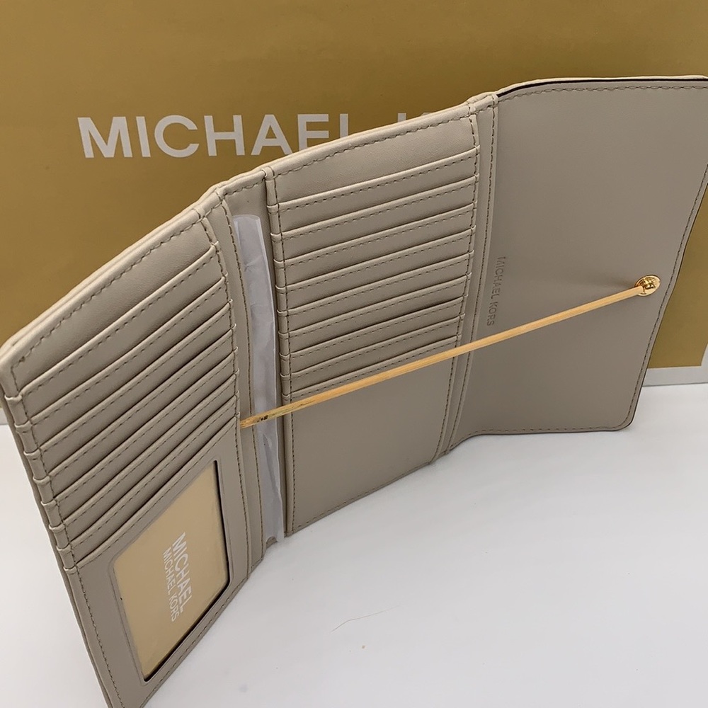 MICHAEL KORS JET SET TRAVEL LARGE TRIFOLD WALLET LIGHT SAND COLOR - Picture 12 of 16